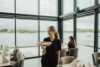 Tjener serverer pizza i restauranten