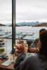 Gjester nyter maten i restauranten