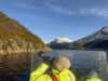 Gjester tar bilder av havørnen på Havørnsafari med RIB