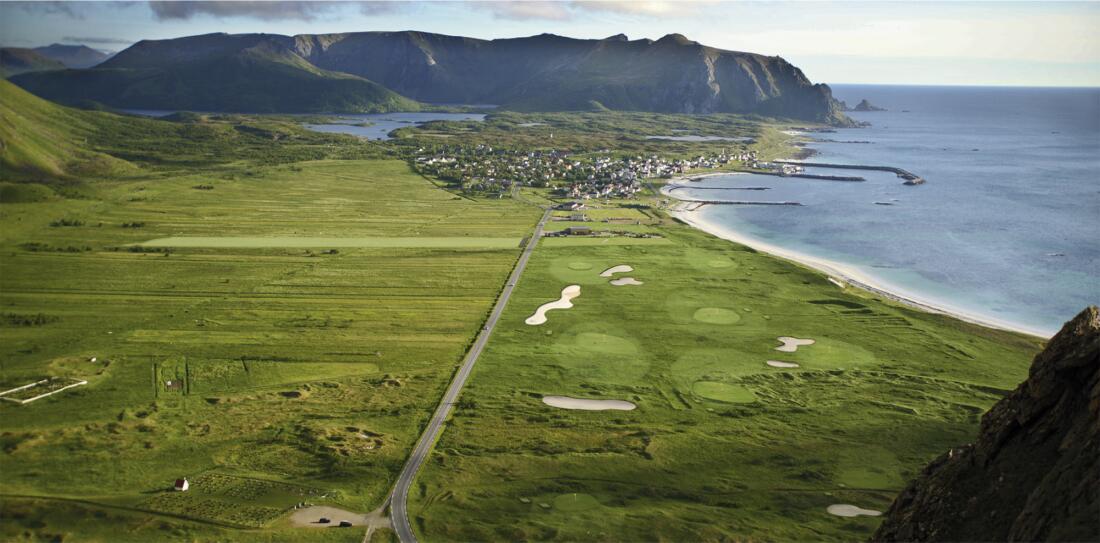 virtuel nyhed kamp Play golf by the coast, under the midnight sun