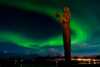 Skulptur med nordlys i bakgrunnen.