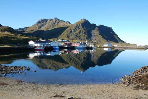 Bebyggelse, båthavn og fjellene på Stø.