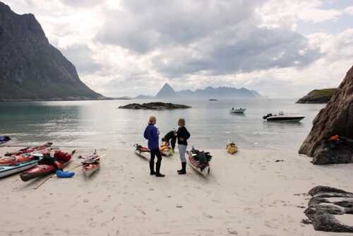 See Vesterålen med kajakk på strand