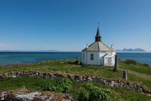 Dverberg kirke ved Andfjorden på østsiden av Andøya.