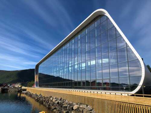 Glassbygget over hurtigrutemuseet sett utefra