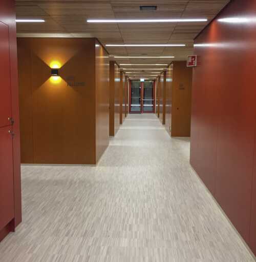 Inne i gjestehuset