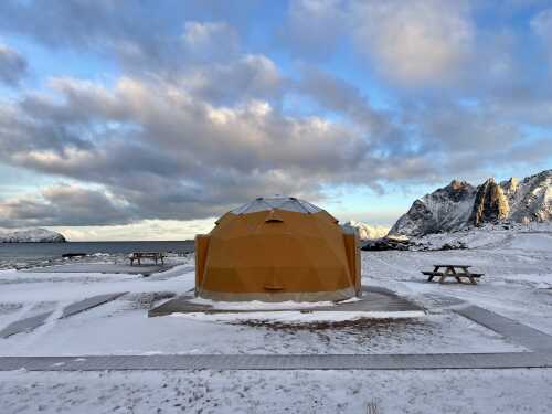 Arctic Dome, snødekte omgivelser og blå himmel. 