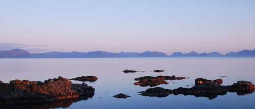 Utsikten til havet og små øyer fra Litløy Fyr.