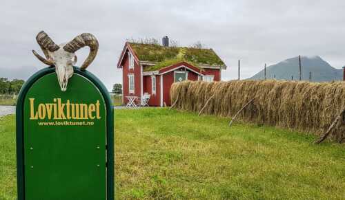 Det Røde Hus med skilt