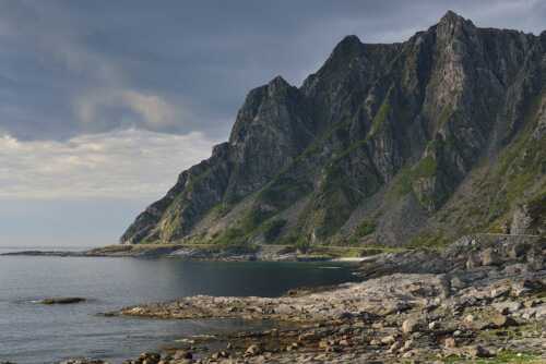 Nasjonal turistveg Andøya inneklemt mellom havet og bratte fjellsider like nord for tettstedet Nøs