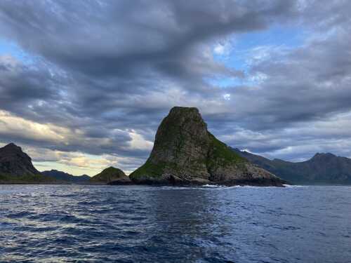 Nykan er øyer med fjelltopper som stikker opp av havet.
