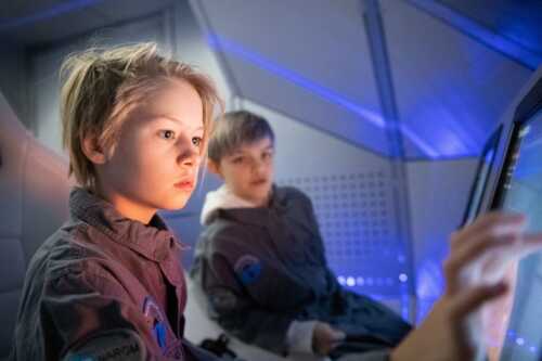 Barn leker og utforsker romskipet