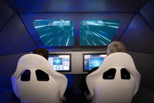 To personer i romfartøysimulator.