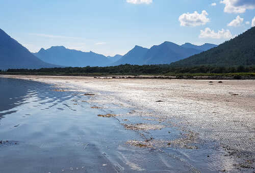 Strand og fjell nært det Røde Hus