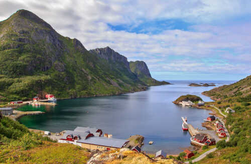 Straumfjorden med utsikt til fjell og Vesterålen Rorbuer